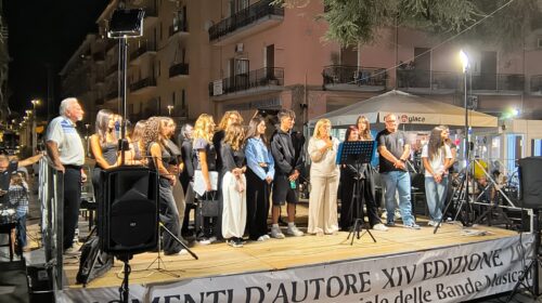 “Spegnete i cellulari, accendete la Costituzione”: successo straordinario in una Piazza Aldo Moro gremita per il penultimo appuntamento della rassegna “Momenti d’Autore” “Spegnete i cellulari, accendete la Costituzione”: successo straordinario in una Piazza Aldo Moro gremita per il penultimo appuntamento della rassegna “Momenti d’Autore”