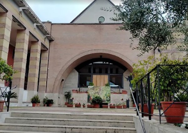 Cambia il parroco al Gesù Redentore di Salerno, i fedeli in rivolta: “Don Ciro non si tocca”