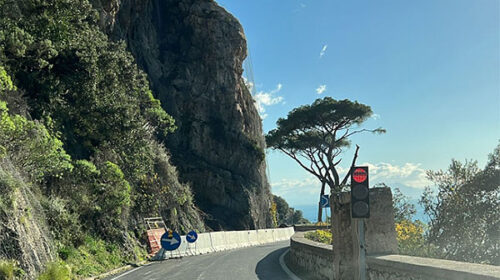 Frana dopo incendio a Positano, riaperta la Statale 163 Amalfitana a senso unico alternato
