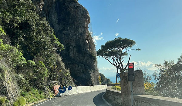 Frana dopo incendio a Positano, riaperta la Statale 163 Amalfitana a senso unico alternato