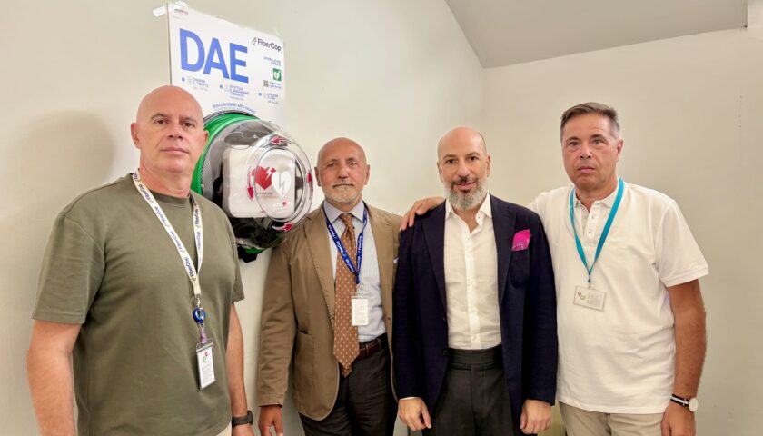 Sicurezza sul lavoro, Ugl e FiberCop portano un defibrillatore nella sede salernitana di via Mauri