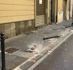 Nocera Inferiore, perde il controllo della vettura e travolge 4 paletti