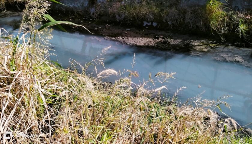 Inquinamento Sarno, acqua di colore a curro dal canale Fisso Imperatore: scatta l’indagine