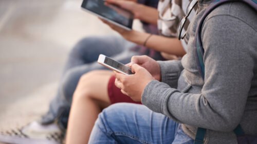 HO UNA FIGLIA ADOLESCENTE CHE PASSA INTERE GIORNATE SUI SOCIAL: COSA FARE?