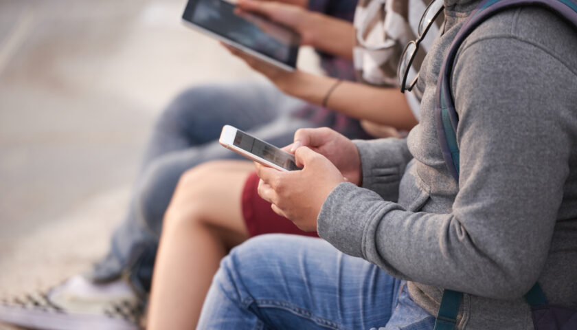 HO UNA FIGLIA ADOLESCENTE CHE PASSA INTERE GIORNATE SUI SOCIAL: COSA FARE?