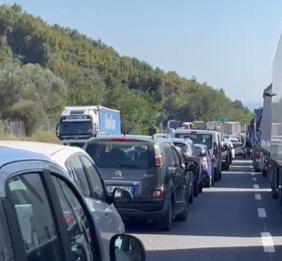 Incidente stradale sul Raccordo tra gli svincoli di Baronissi e Salerno: ci sono diversi feriti, anche gravi