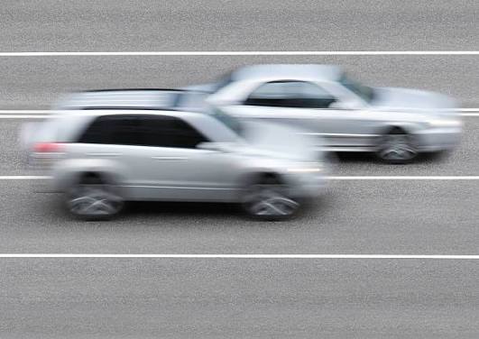 SORPASSARE A DESTRA O SEMPLICEMENTE AVANZARE? IL DILEMMA CHE DIVIDE GLI AUTOMOBILISTI
