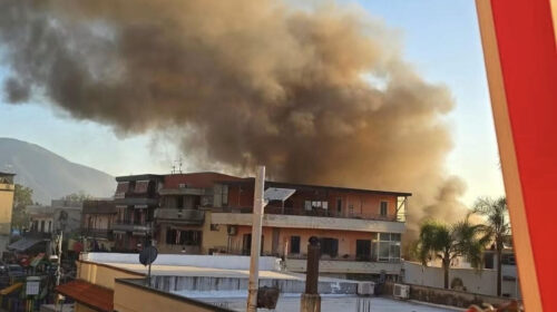 San Valentino Torio, incendio a Casavatori: capannoni industriali in fiamme, danni ingenti San Valentino Torio, incendio a Casavatori: capannoni industriali in fiamme, danni ingenti
