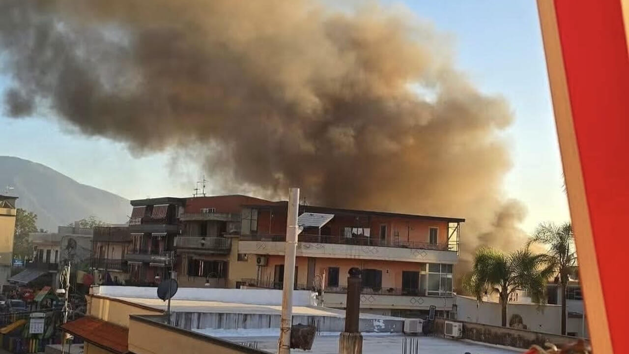 Capannoni industriali in fiamme a San Valentino Torio, evacuazione di residenti e intervento dei vigili del fuoco