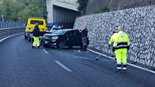 Incidente in autostrada, auto si ribalta