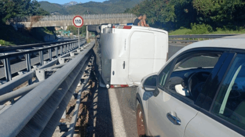 Incidente sull’A2 tra San Mango Piemonte e Salerno: un 19enne in ospedale