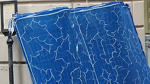 Salerno, dopo San Matteo compaiono in città i pannelli riconducibili a Luci d’Artista