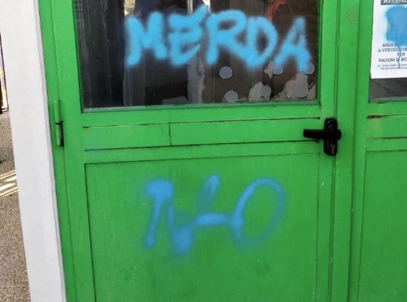 Scritta razzista al parco “Sassoli” di Cava de’ Tirreni