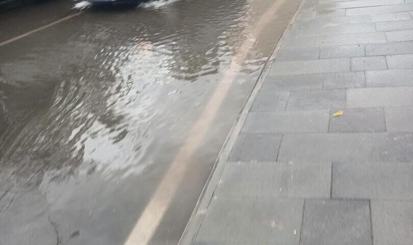 Tombini ostruiti e strade allagate a San Marzano sul Sarno: caos davanti alle scuole dopo il primo acquazzone autunnale