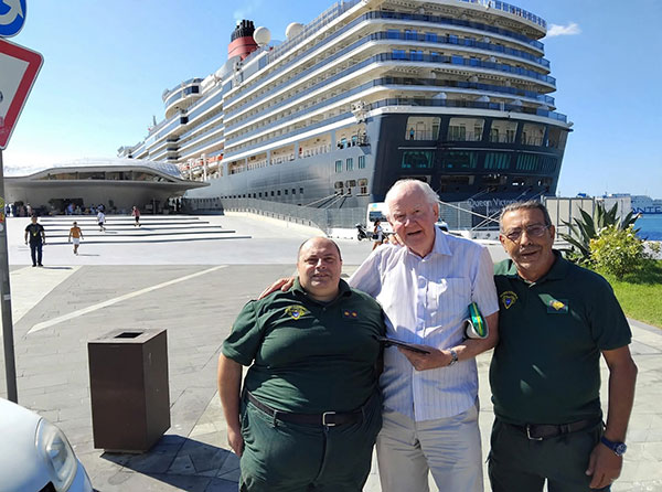 Salerno, turista inglese in difficoltà: Anpana lo accompagna in farmacia
