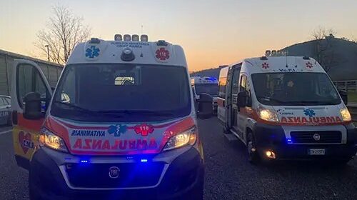 Tragedia su A2 del Mediterraneo, camion precipita da viadotto e prende fuoco: morto conducente