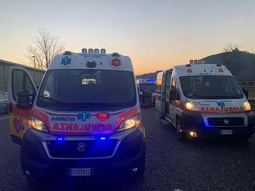 Tragedia su A2 del Mediterraneo, camion precipita da viadotto e prende fuoco: morto conducente