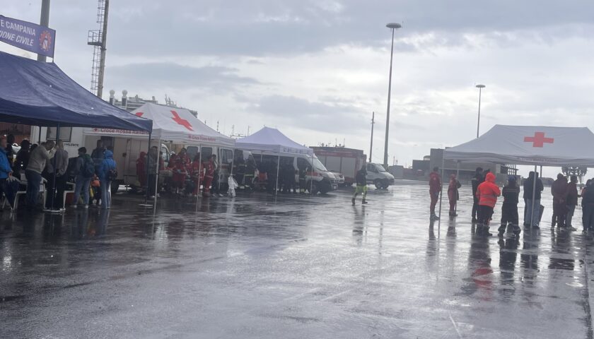 Salerno, sbarco della Solidaire: assistenza garantita anche sotto la pioggia
