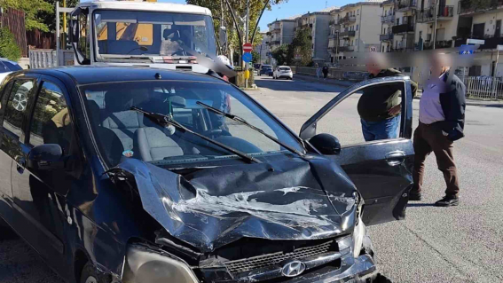 Eboli, scontro tra camion e auto: un ferito
