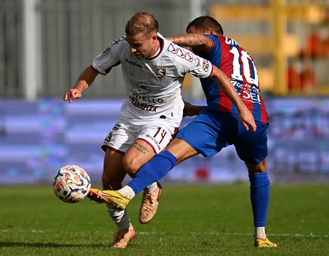 La Salernitana sbatte sul palo, a Casarano è solo un pareggio