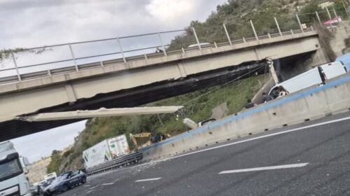 Camion con escavatore urta il cavalcavia del Raccordo Salerno/Avellino: calcinacci su un tir e un’auto: ferita una persona Camion con escavatore urta il cavalcavia del Raccordo Salerno/Avellino: calcinacci su un tir e un’auto: ferita una persona