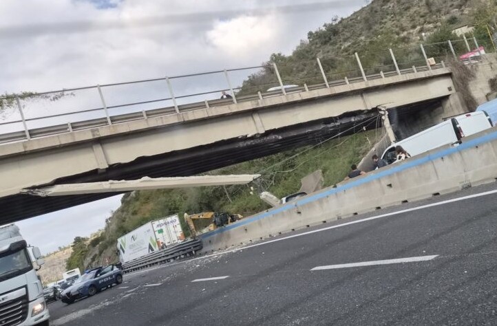 Camion con escavatore urta il cavalcavia del Raccordo Salerno/Avellino: calcinacci su un tir e un’auto: ferita una persona