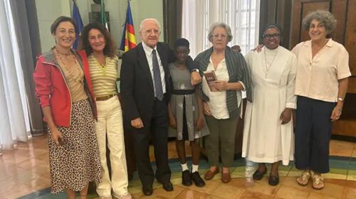 Salerno, la piccola Abijal ricevuta al Comune da De De Luca: dovrà subire delicato intervento