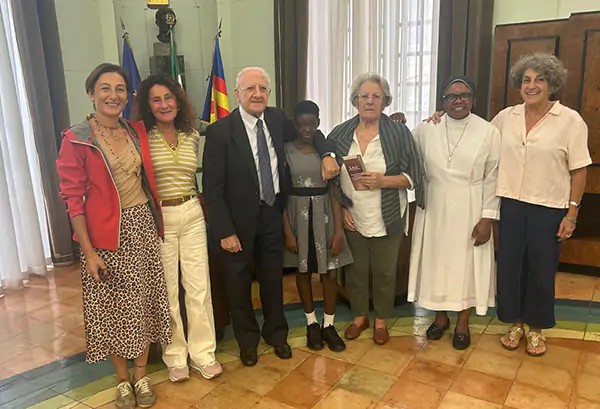 Salerno, la piccola Abijal ricevuta al Comune da De De Luca: dovrà subire delicato intervento
