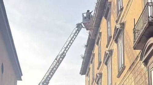 Scafati, crolla parte di cornicione del Comune: “Il simbolo di una città che decade”
