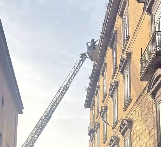 Scafati, crolla parte di cornicione del Comune: “Il simbolo di una città che decade”