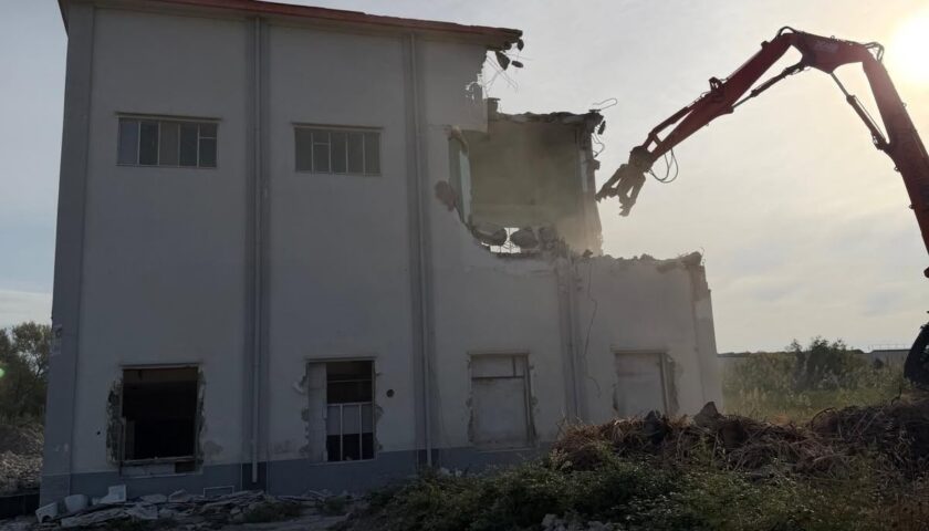 Ristrutturazione Volpe, demolizione palazzina servizi. De Luca: “Noi lavoriamo, gli altri fanno millantato credito”