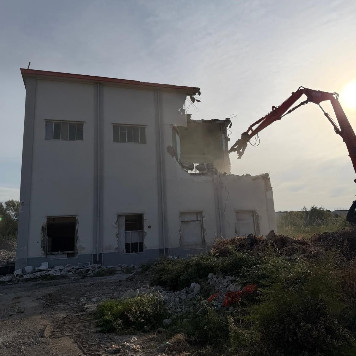 Ristrutturazione Volpe, demolizione palazzina servizi. De Luca: “Noi lavoriamo, gli altri fanno millantato credito”