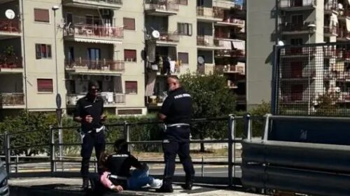 Eboli, tentato suicidio sul ponte ferroviario in via Cupe: salvata dagli agenti della polizia locale Eboli, tentato suicidio sul ponte ferroviario in via Cupe: salvata dagli agenti della polizia locale