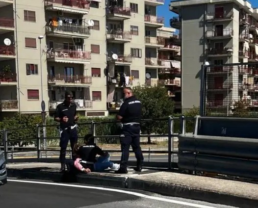 Eboli, tentato suicidio sul ponte ferroviario in via Cupe: salvata dagli agenti della polizia locale