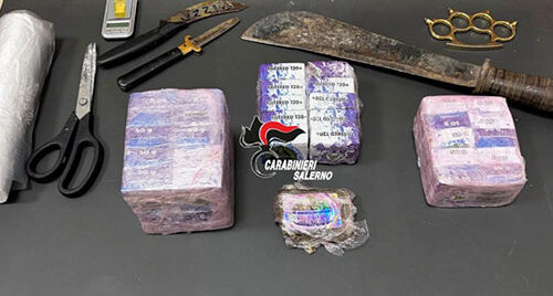 Nocera Inferiore, coltelli e due chili di hashish: arrestato 24enne