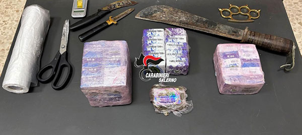 Nocera Inferiore, coltelli e due chili di hashish: arrestato 24enne