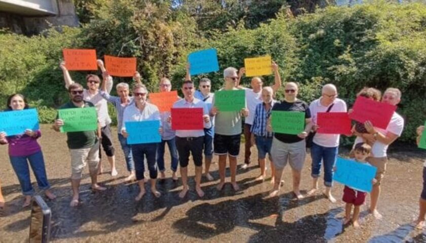 Fiume Sarno, sit-in con i piedi nell’acqua contro veleni e scarichi abusivi