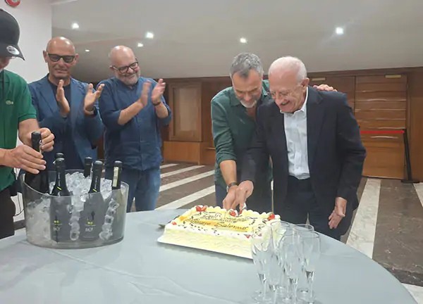 Avvocato Malinconico, concluse le riprese a Salerno: brindisi con De Luca e taglio della torta