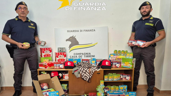 Pagani, maxi sequestro di prodotti contraffatti e insicuri: denunciato commerciante