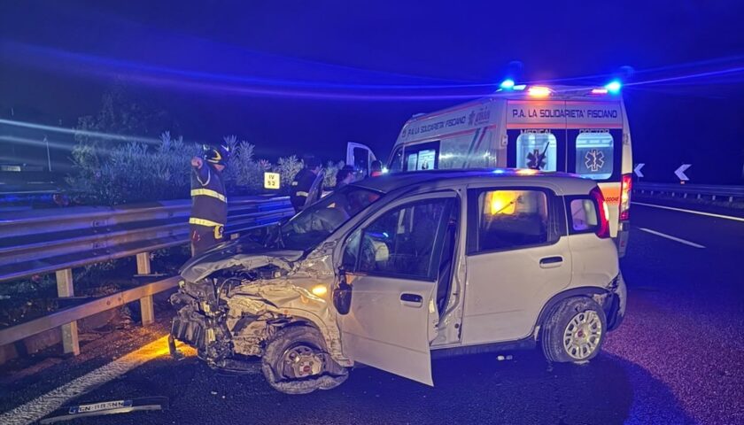 Incidente nella notte sulla A30 prima della barriera di Mercato San Severino: ragazza in ospedale