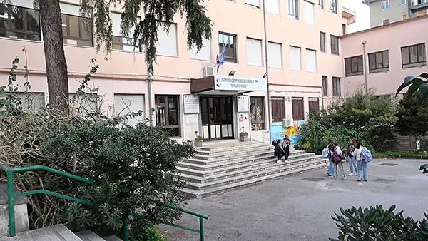 Salerno, infiltrazioni d’acqua: chiusa domani la scuola Tasso di via Iannicelli