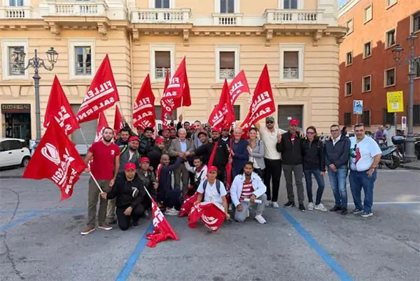 Alta Velocità, protesta dei lavoratori egiziani davanti alla Prefettura di Salerno