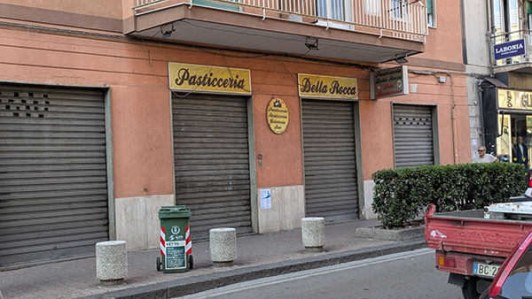 Salerno, chiude anche la Pasticceria Della Rocca di via Posidonia a Pastena