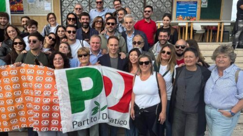 Pd in piazza a Castelvolturno per dire no a un centro di permanenza per i rimpatri, Piero De Luca: Il governo ascolti la voice della gente Pd in piazza a Castelvolturno per dire no a un centro di permanenza per i rimpatri, Piero De Luca: Il governo ascolti la voice della gente