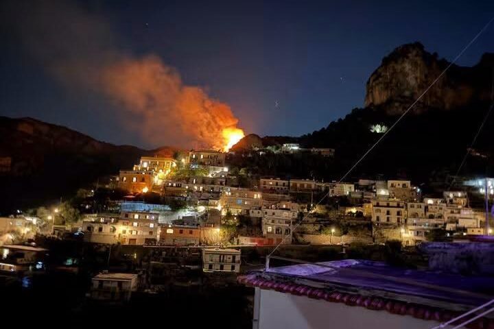 Positano, ancora un incendio: fiamme al confine con Vico Equense