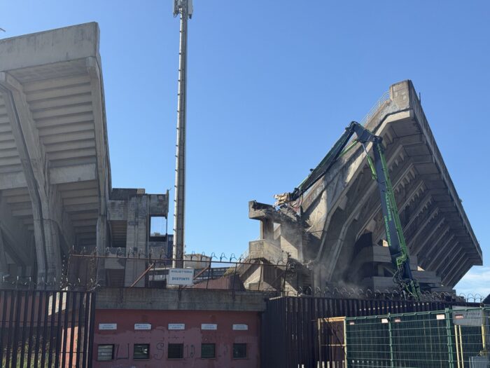 Salerno, ruspe in azione allo stadio Arechi. Presente De Luca: “Adesso correre e rispettare il cronoprogramma”