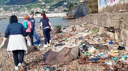 Da Bacoli a Salerno: detenuti e volontari ripuliscono la costa da 1,4 tonnellate di rifiuti Da Bacoli a Salerno: detenuti e volontari ripuliscono la costa da 1,4 tonnellate di rifiuti