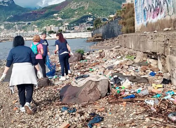 Da Bacoli a Salerno: detenuti e volontari ripuliscono la costa da 1,4 tonnellate di rifiuti