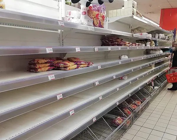 Caro carburanti, allarme Confesercenti: “Tra due giorni in Campania supermercati con scaffali vuoti”