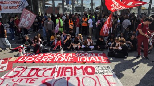 Cilt Cgil Salerno: “Straordinaria riuscita dello sciopero portuali. Grazie all’arcivescovo Bellandi e agli studenti che ci hanno sostenuto” Cilt Cgil Salerno: “Straordinaria riuscita dello sciopero portuali. Grazie all’arcivescovo Bellandi e agli studenti che ci hanno sostenuto”